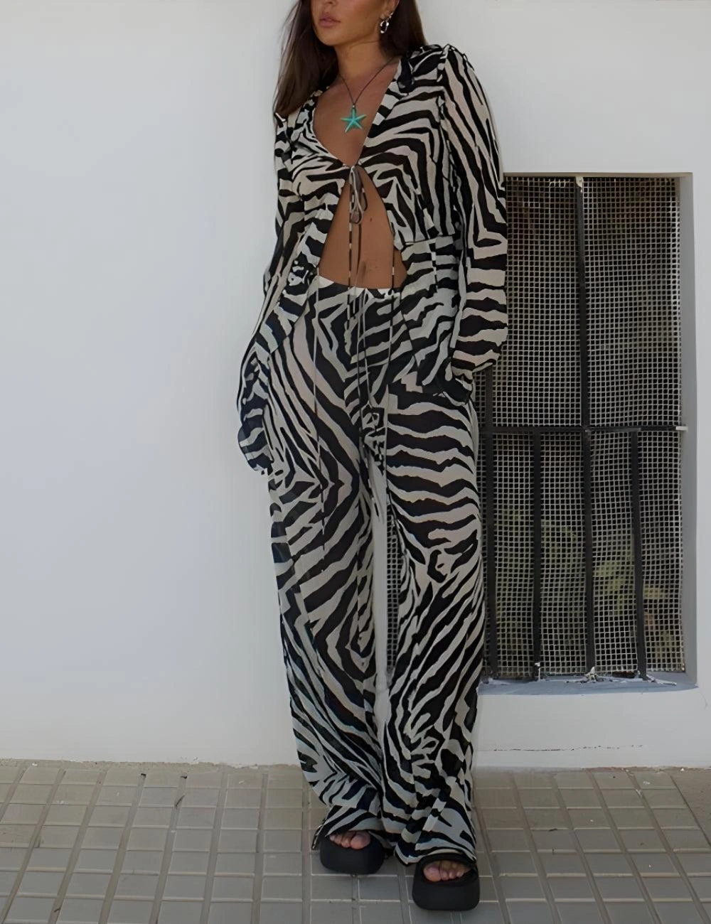 Zebra desenli bağcıklı bluz ve pantolon ikili takım: Şık ve rahat kombin, tarzını yansıt!